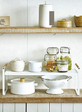 Kitchen table racks, sauce cabinets, lined up for a storage