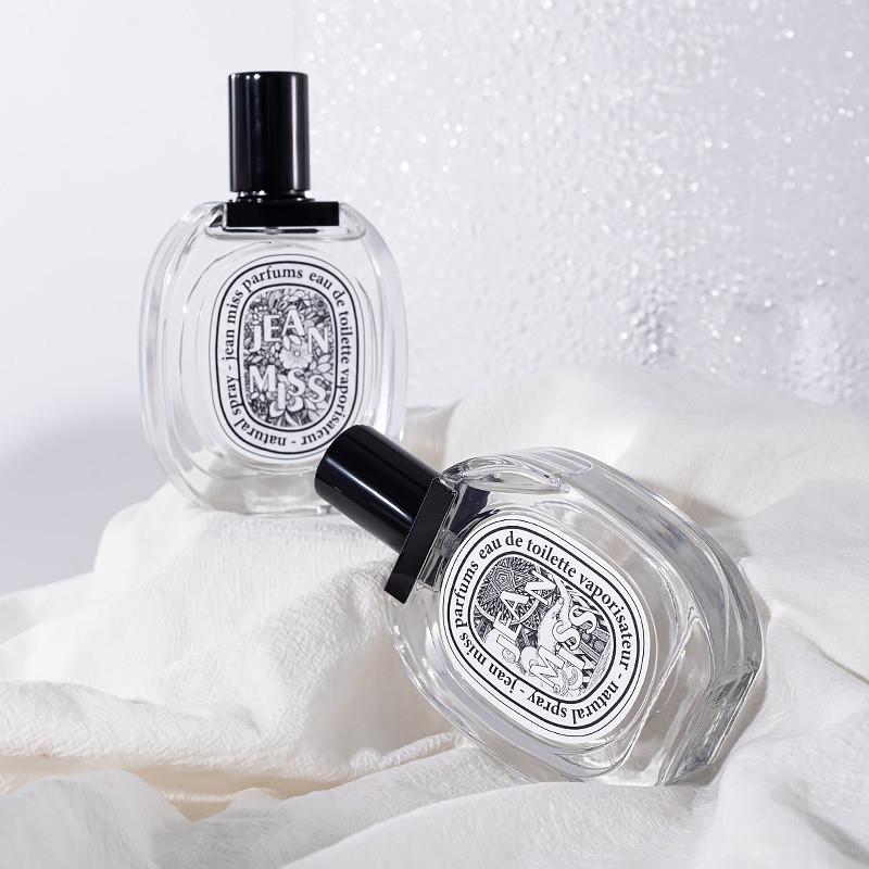 Maroon abstract ladys perfume is so clear that it lasts as