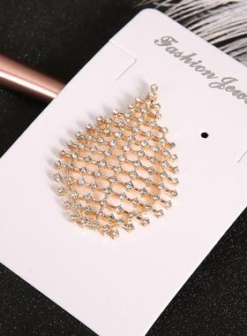 The U.S.-American apparel exaggerates gold drops and drills