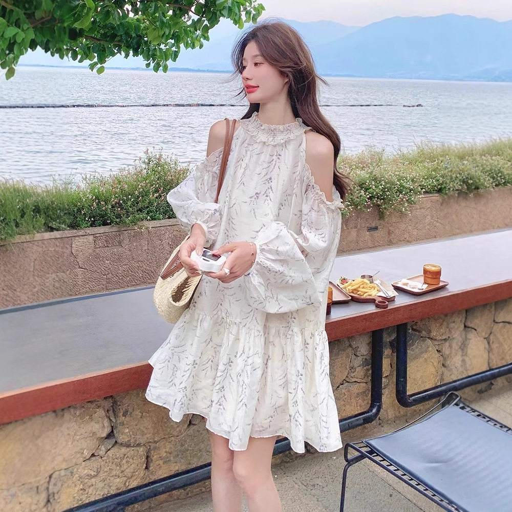 白色碎花连衣裙女夏季2026春秋款小个子露肩小心机减龄度假风短裙