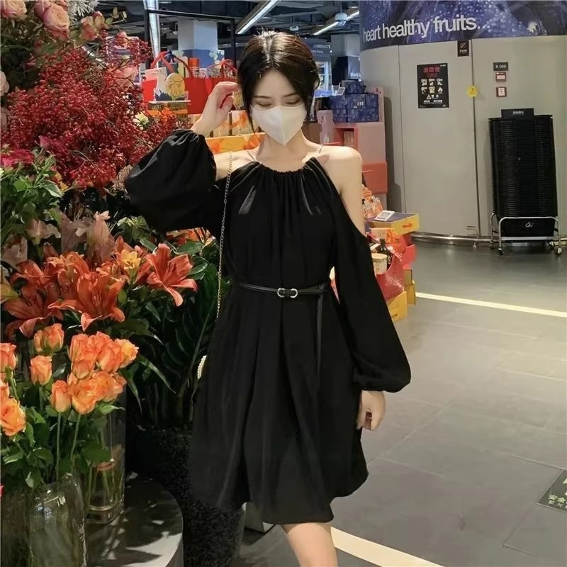 法式小众设计感肩露宽松长袖连衣裙女秋季裙子洋气显瘦挂脖短裙子