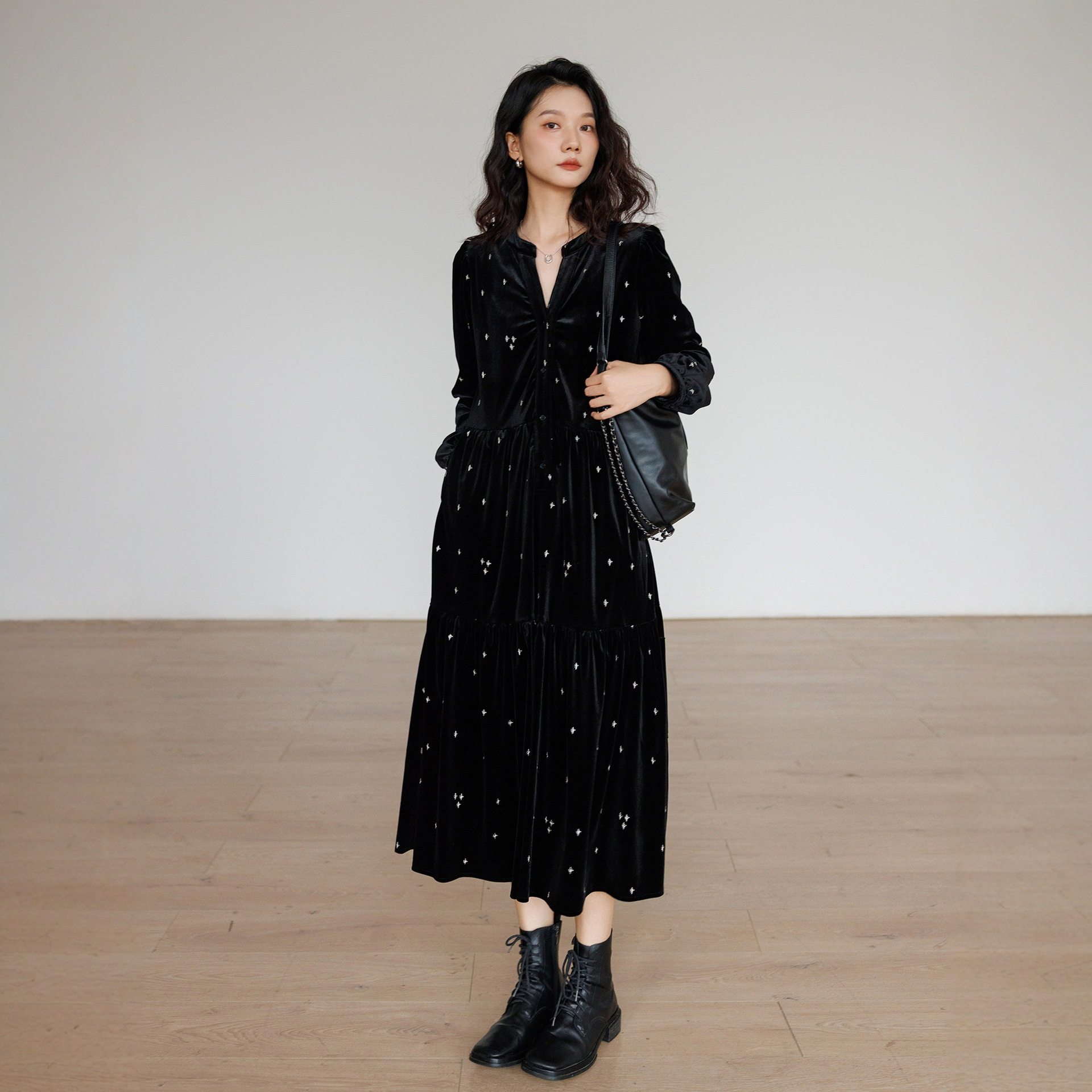 2025新款法式复古丝绒连衣裙长袖印花长袖黑色大码宽松中长款气质