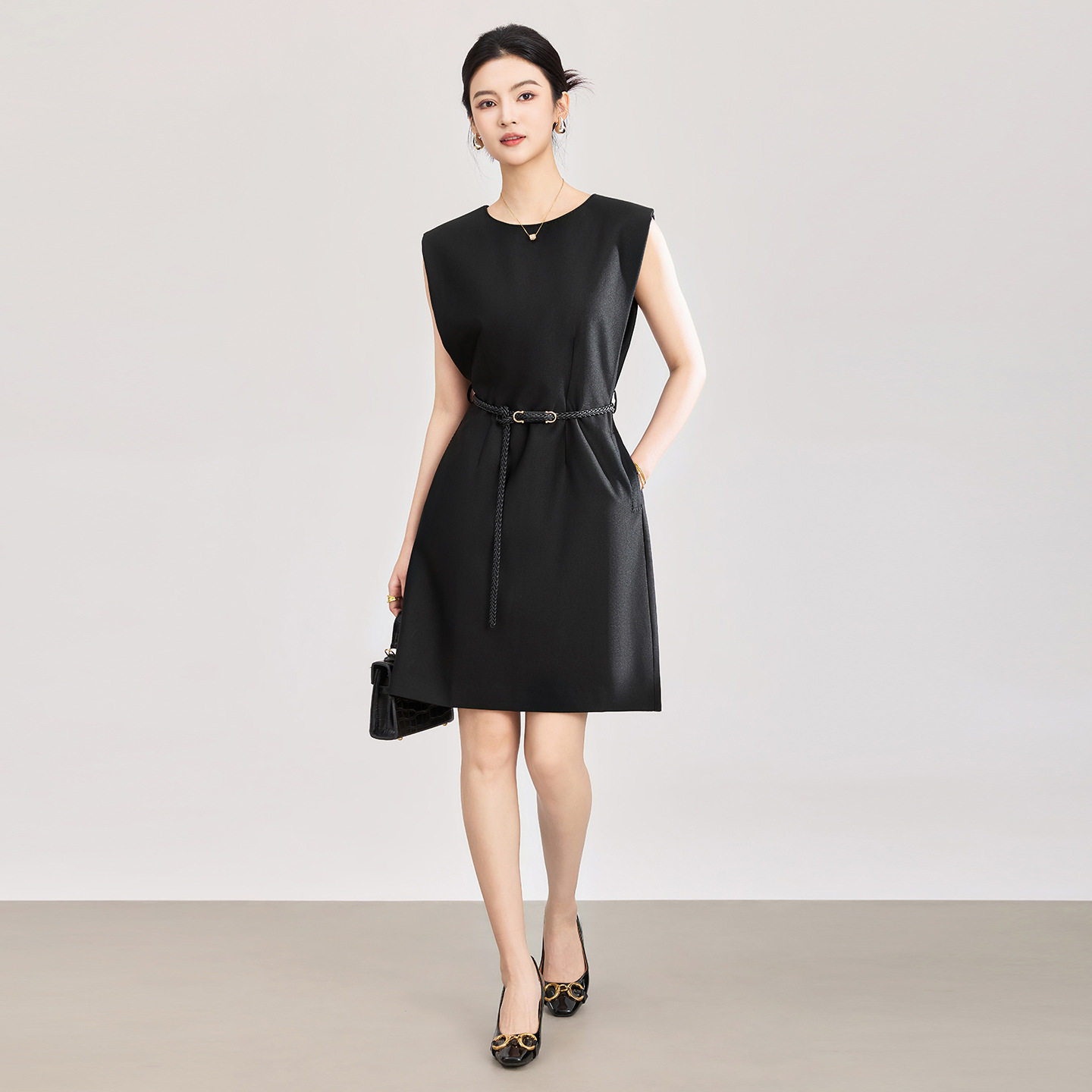 2603111-南油高货商务通勤无袖短款连衣裙简约收腰背心裙女夏新款