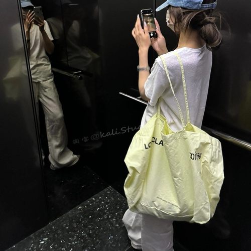 花儿与少年迪丽热巴同款包黄色帆布包字母LOWCLASSIC大容量单肩包
