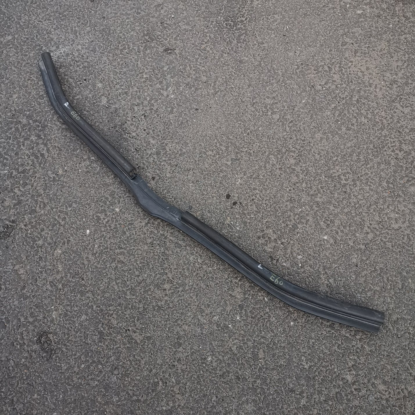 适用宝马5系E60前杠上胶条520机盖523机舱525发动机530胶条密封条