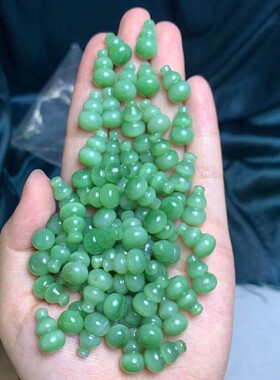 俄料和田碧玉品质如图带微微黑点，带有猫眼效应