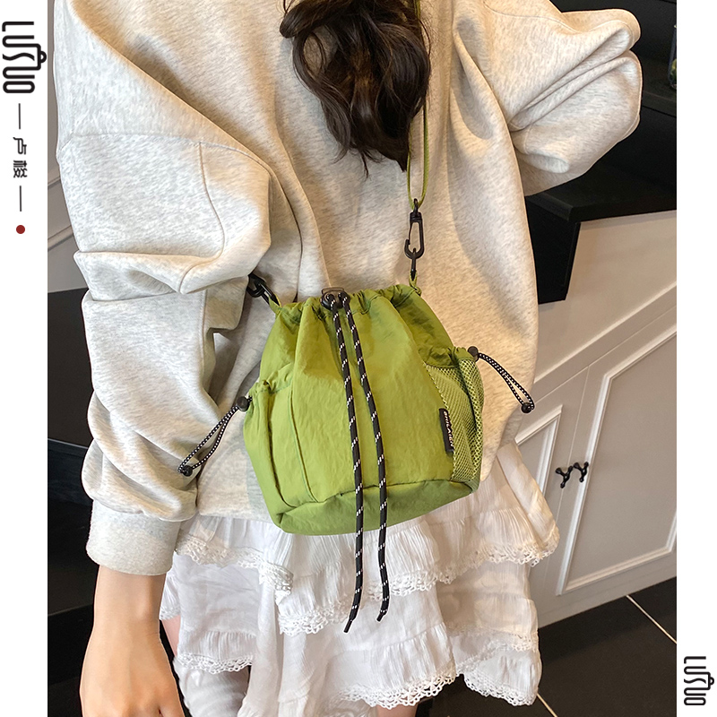 日系风抽绳水桶包小众休闲手机包