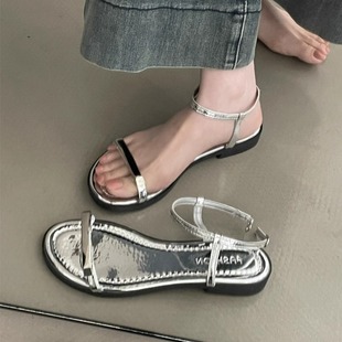 女夏外穿2025新款 品牌平底银色凉鞋 百搭配裙子金属扣一字带沙滩罗