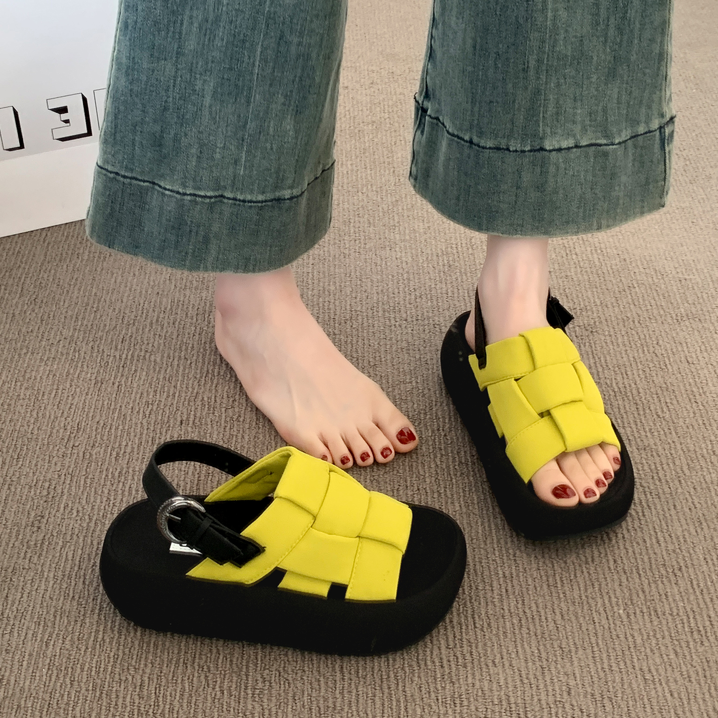 品牌露趾时尚黄色编织休闲凉鞋女2025夏季透气舒适百搭厚底增高沙