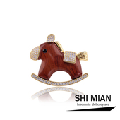 马上好运童趣木质摇摇木马胸针百搭精致动物胸花别针男女配饰礼物