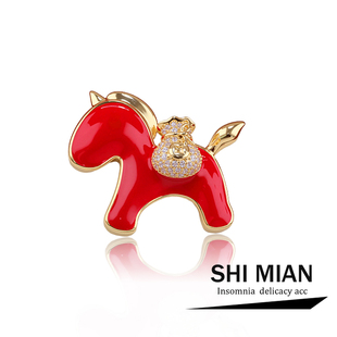 小众高档胸花别针配饰潮 本命年生肖红色马上有钱小马胸针女设计款