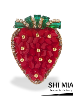 日韩甜美可爱红色草莓水晶胸针高档女小众高级感胸花西服大衣配饰
