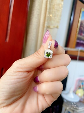 纯银橄榄石吊坠，天然橄榄石爱心满钻豪镶吊坠，s925银。