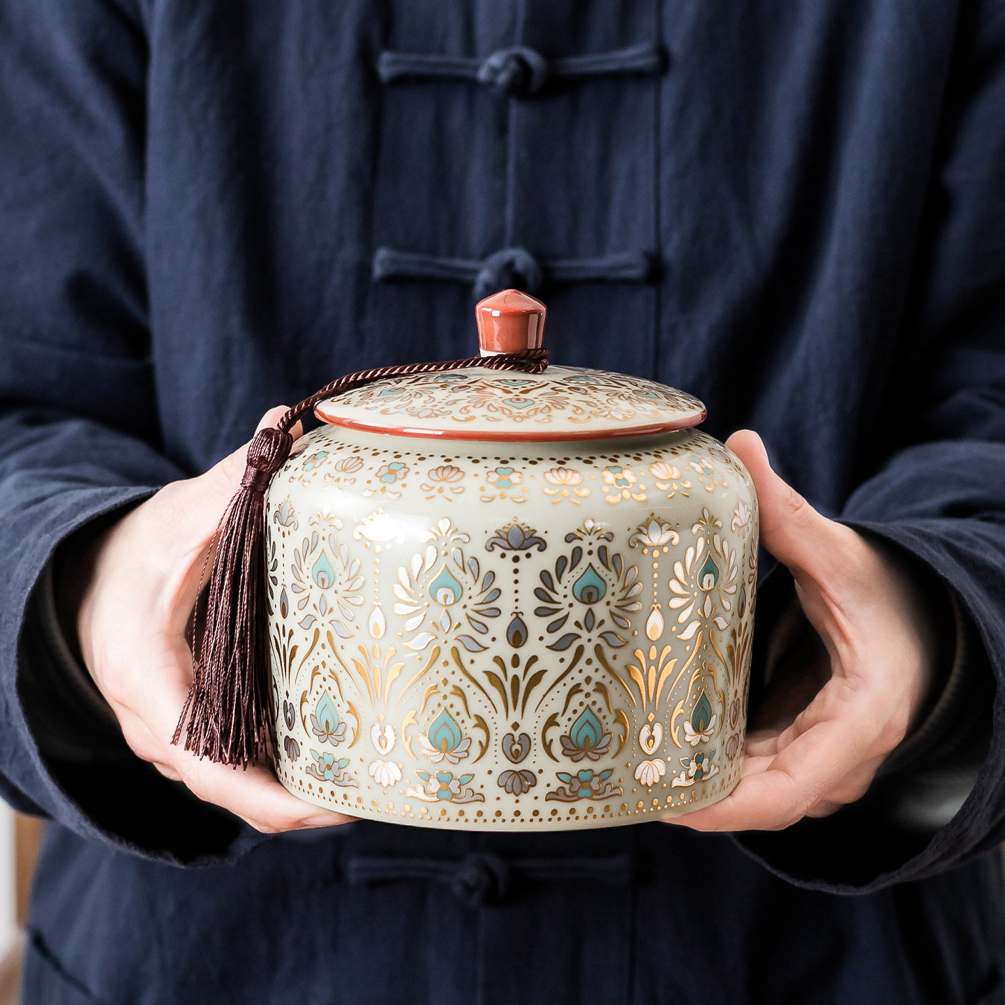 中式陶瓷金银错莲花纹密封茶叶罐图片