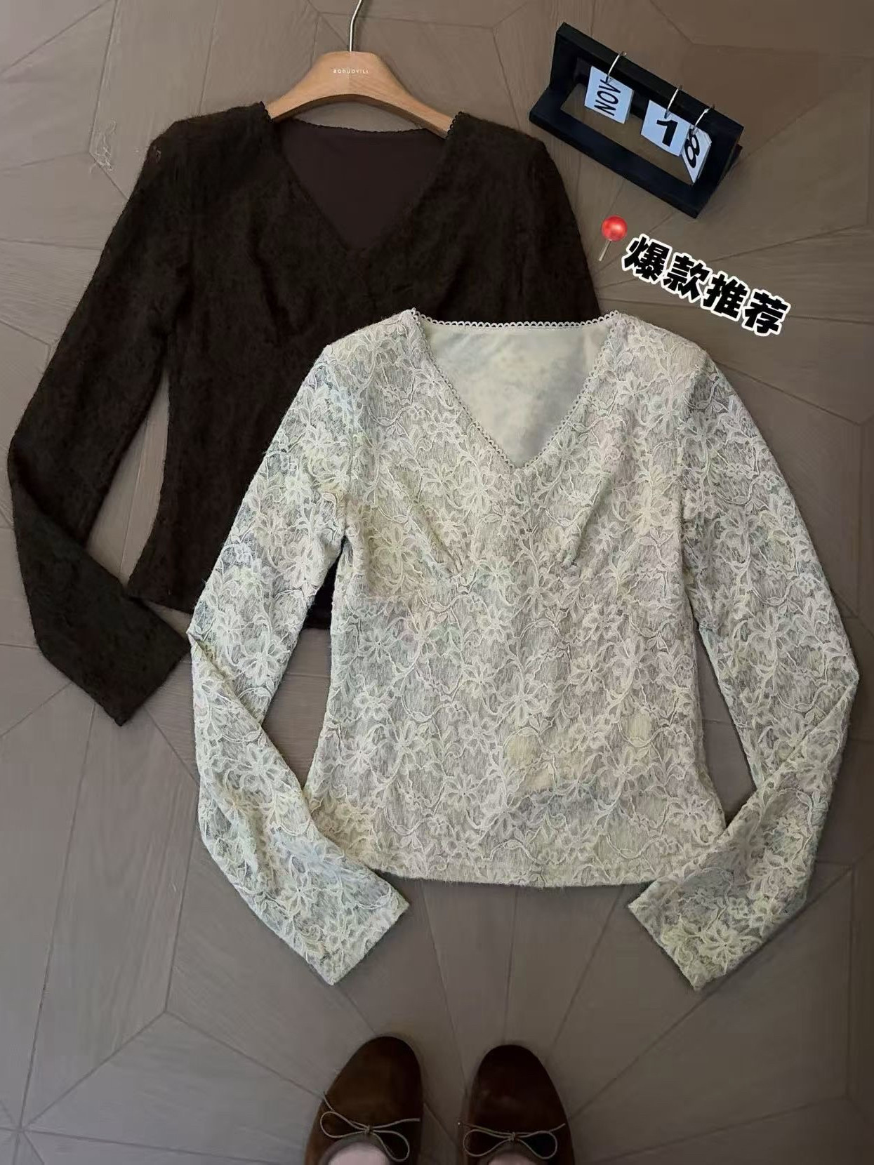 V领蕾丝打底衫女秋冬内搭洋气磨毛加厚长袖修身显瘦法式蕾丝上衣