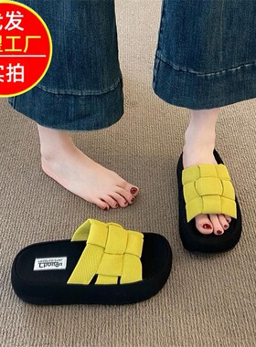 2026新款超火厚底增高黑色面包一字拖女夏外穿配裙子沙滩拖鞋