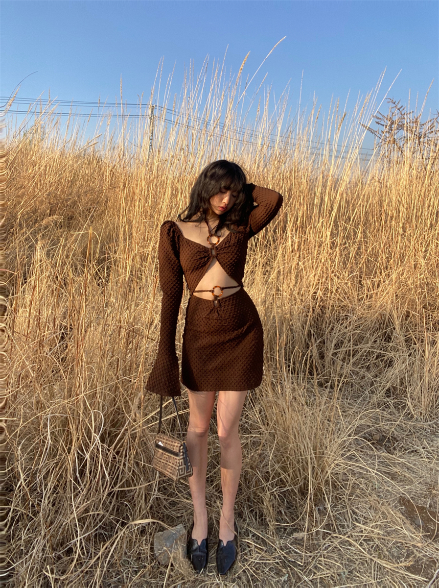 啡棕玉环裙褶皱肌理面料喇叭袖