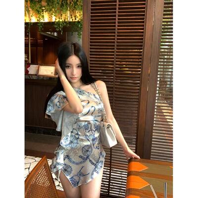 青色花纹斜肩短袖连衣裙女夏季设计感修身裙子辣妹收腰不规则短裙