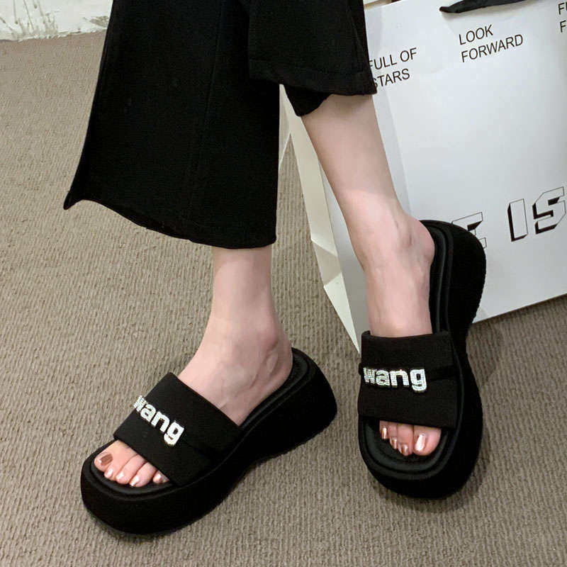 爆款一字拖鞋女外穿2026春夏季新款高跟松糕增高凉鞋厚底水钻凉拖