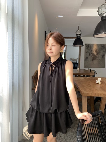 显瘦荷叶下摆系带收腰短裙女