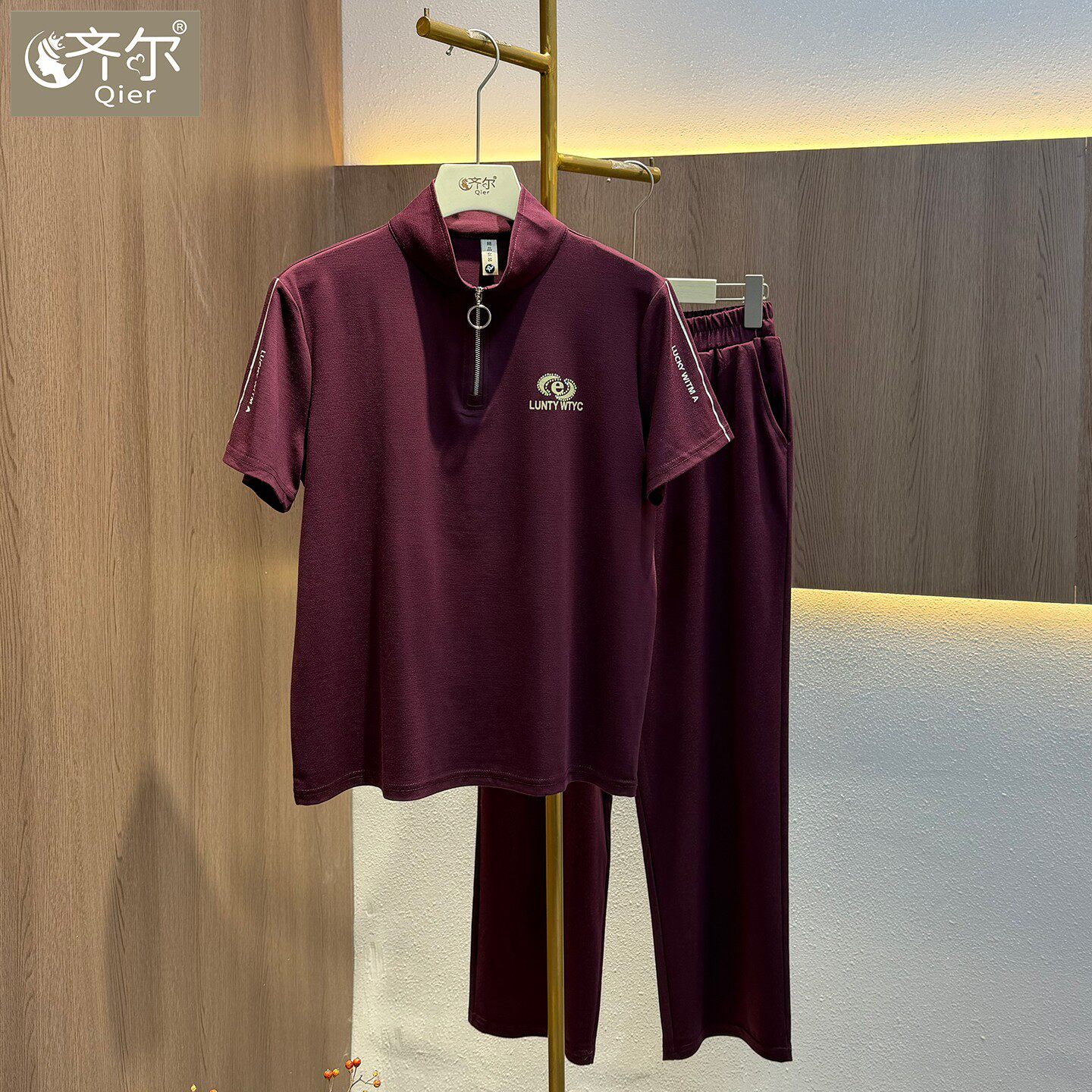 年轻妈妈时尚休闲运动套装女士夏季新款洋气显瘦短袖立领两件套