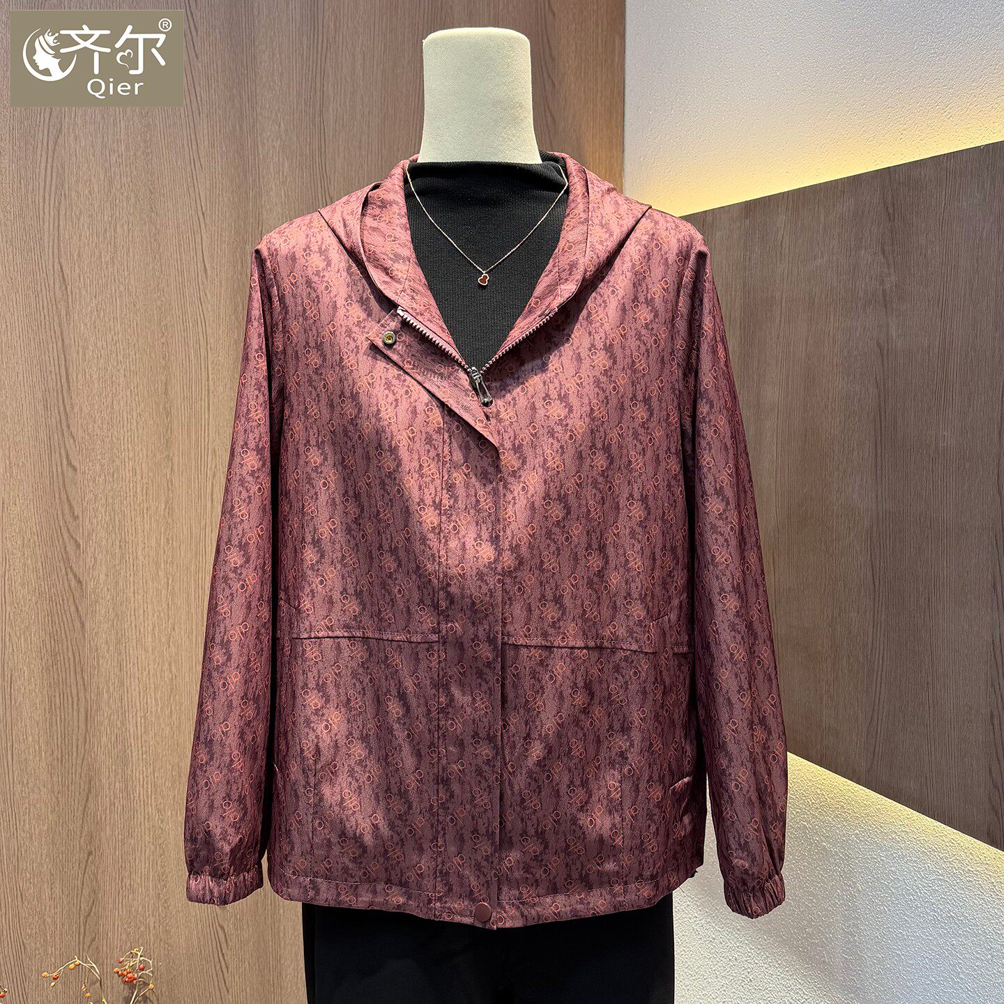 品牌妈妈装洋气夹克外套女春秋2026新款中老年人短款风衣大码上衣