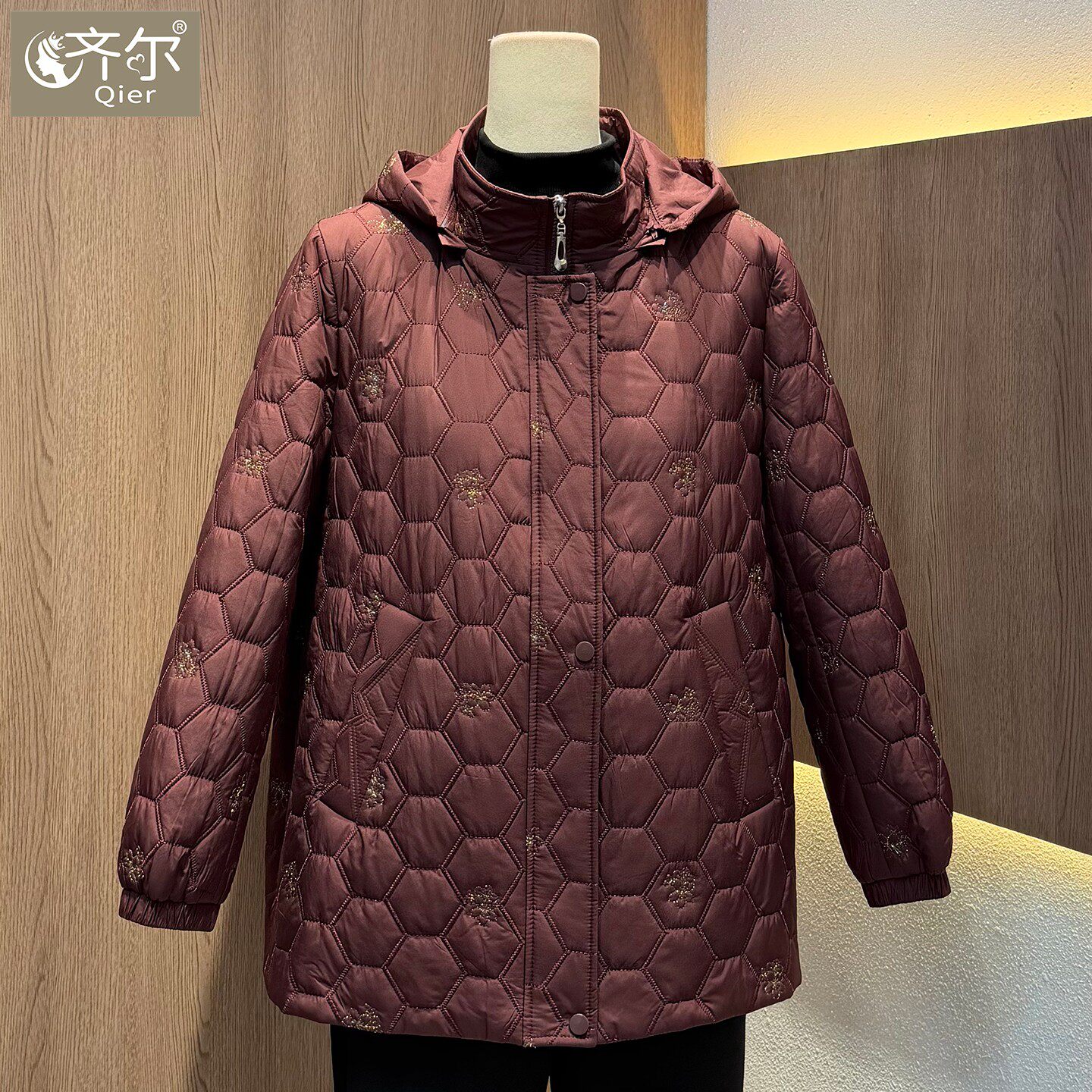 品牌2026冬新款时尚刺绣棉服女中老年妈妈装保暖显瘦洋气棉衣大码