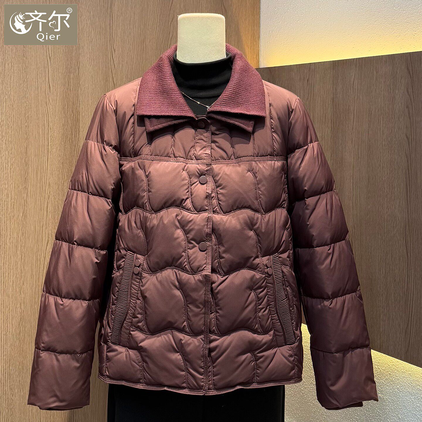 白鸭绒羽绒服妈妈轻薄洋气2026新款中老年女装冬季短款保暖外套