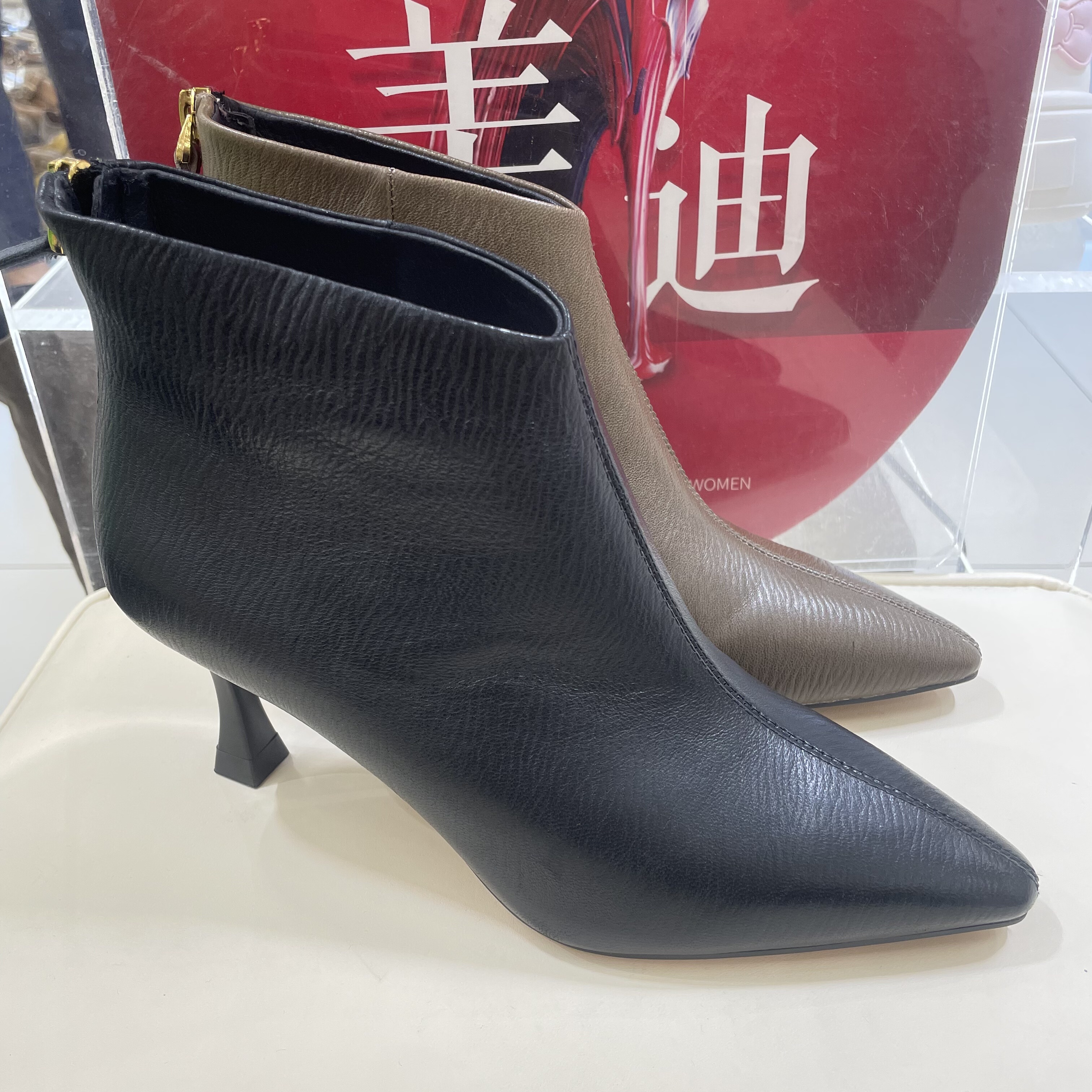 品牌牛皮真皮女鞋2025秋季新款真皮细跟尖头时装靴软皮高跟短靴女