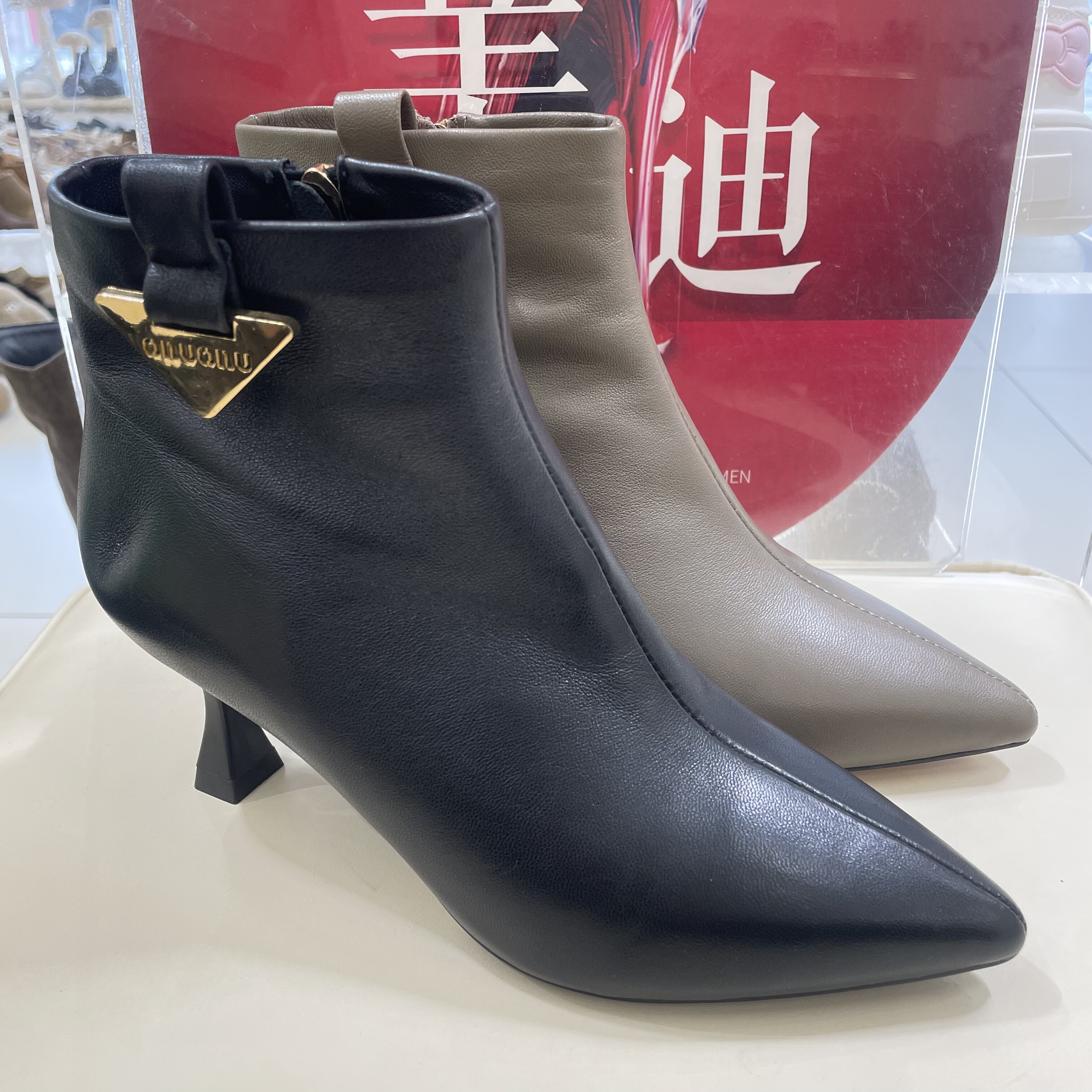 品牌牛皮真皮女鞋2025秋季新款真皮细跟尖头时装靴软皮高跟短靴女