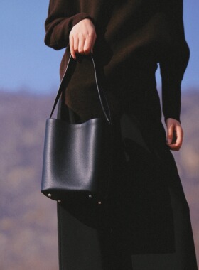 HIBBERS 2025春季新款女包小众设计休闲通勤极简水桶包进口小牛皮