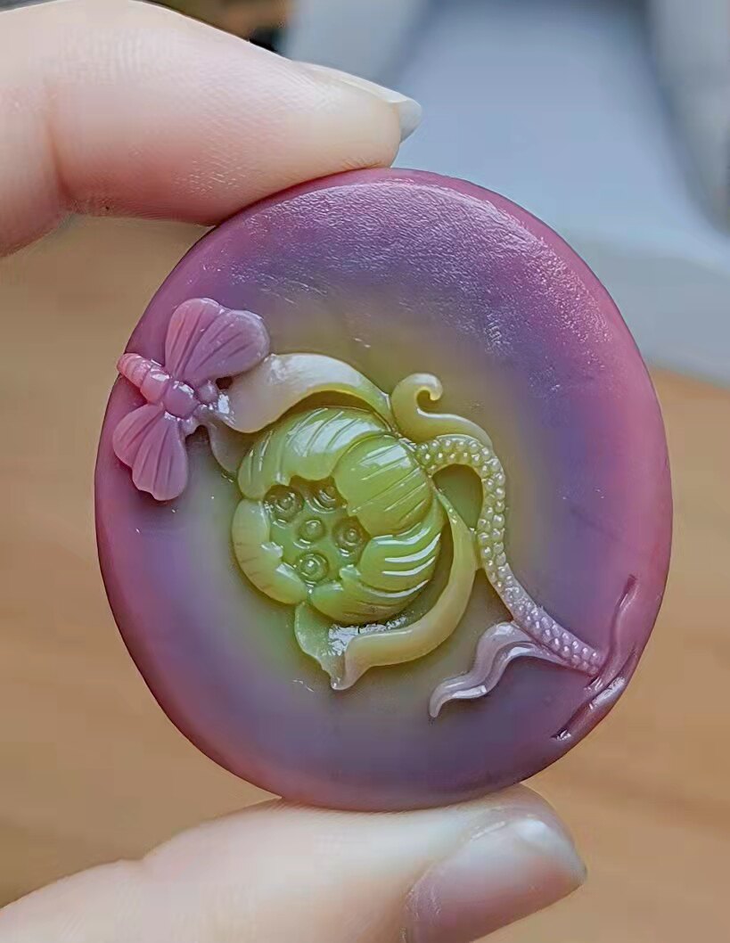 锦鑫盐源玛瑙原矿天然苏工双面精雕年年有鱼彩虹圈吊坠满色满肉女