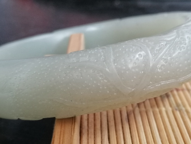 和田玉表青白玉籽料留皮手镯54.5雕花莲年有鱼平安镯