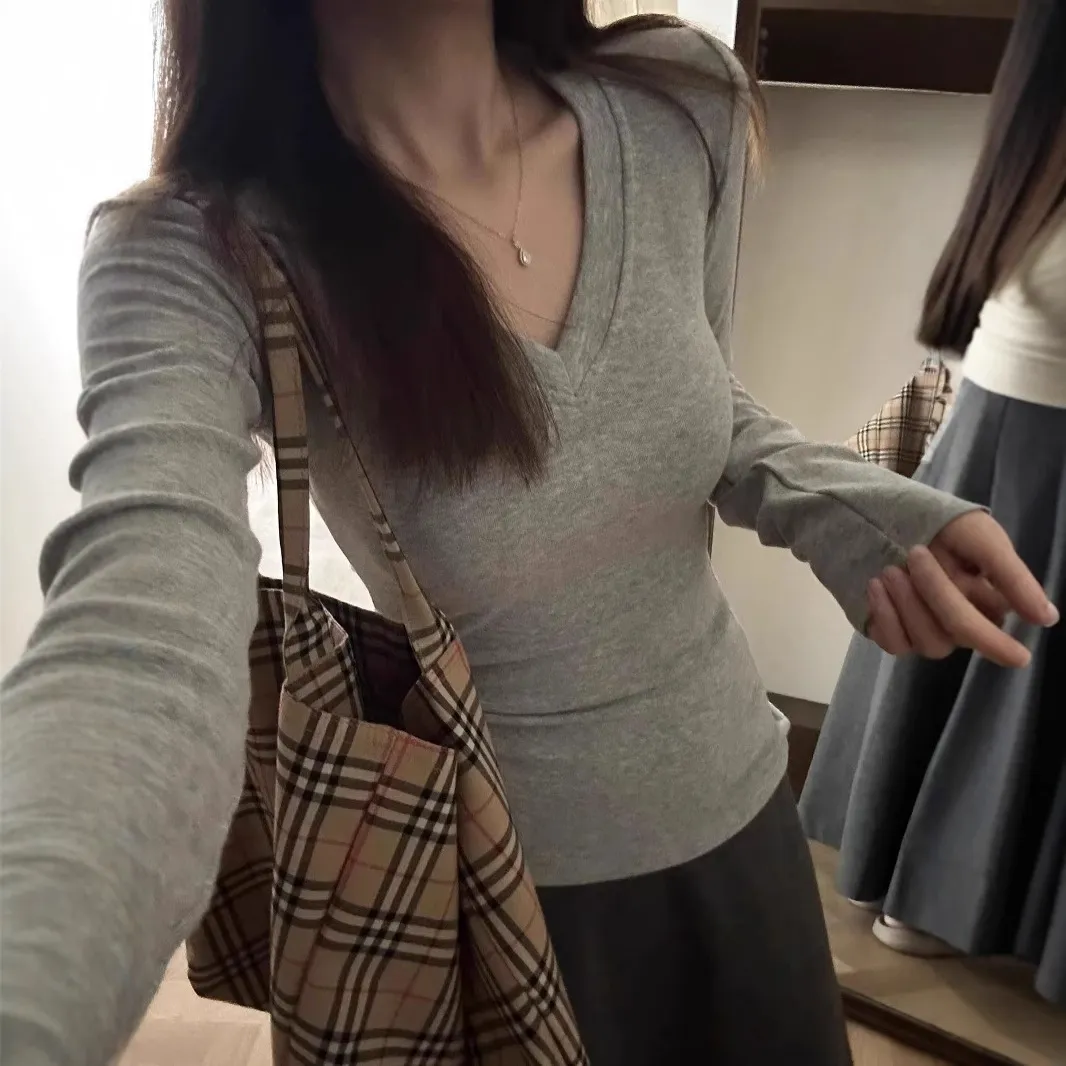 灰色V领正肩长袖t恤女秋季2024新款内搭打底衫修身基础款辣妹上衣,女装/女士精品,T恤,淘宝优惠券,粉丝福利购,淘宝优惠卷
