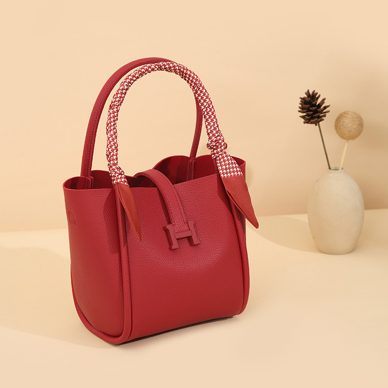 宝思妮新款包包女士2026年红色婚包水桶包高级时尚手提单肩斜挎包