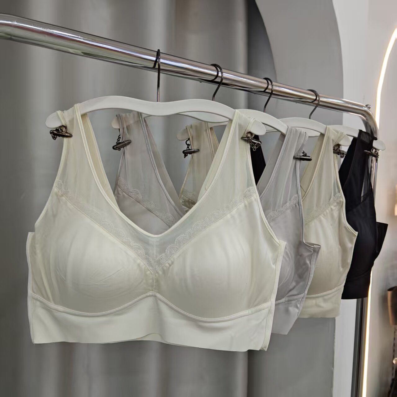 宽肩带无痕美背女士内衣薄款缎面蕾丝无钢圈背心式时尚文胸罩2124