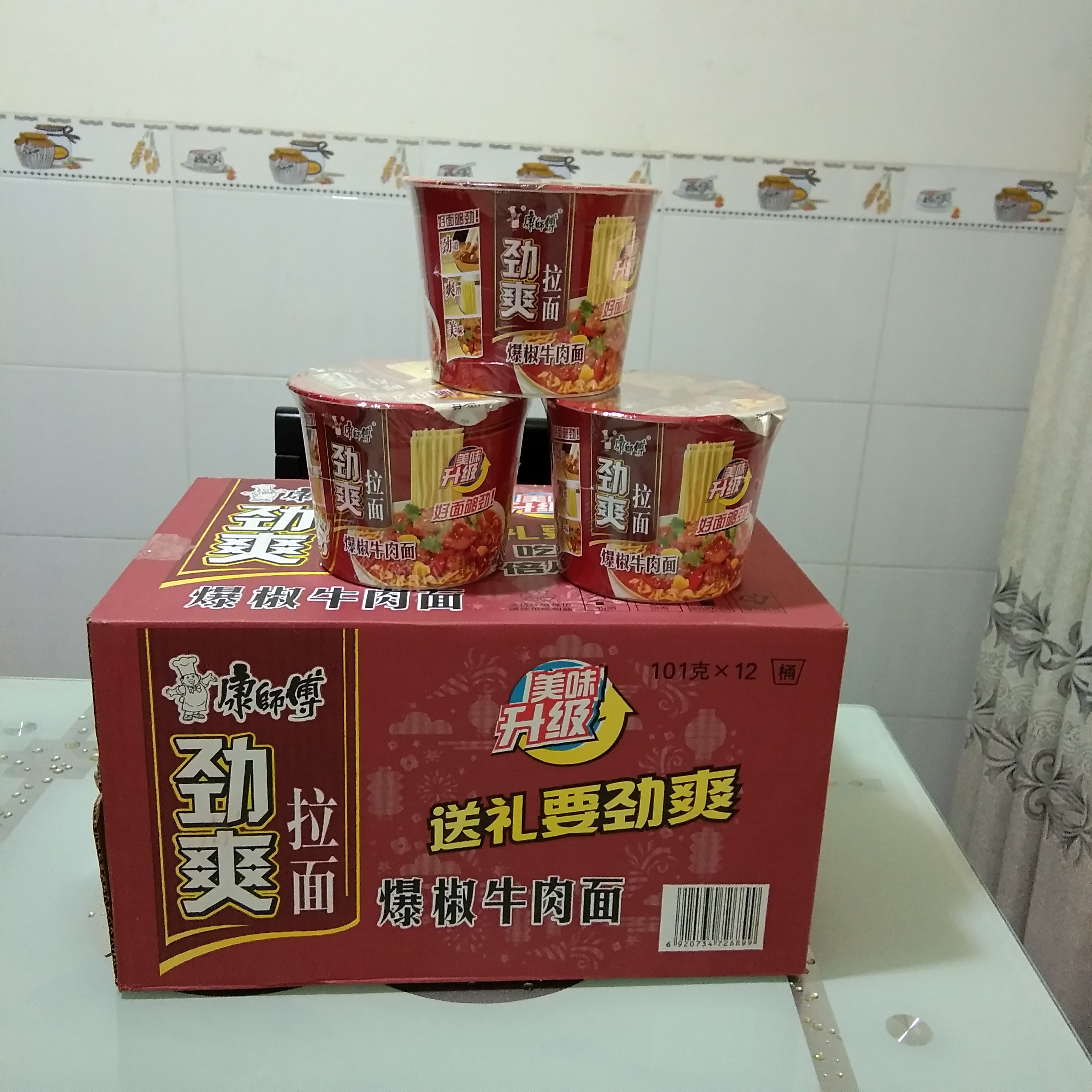 康师傅桶装红烧酸菜爆椒牛肉面