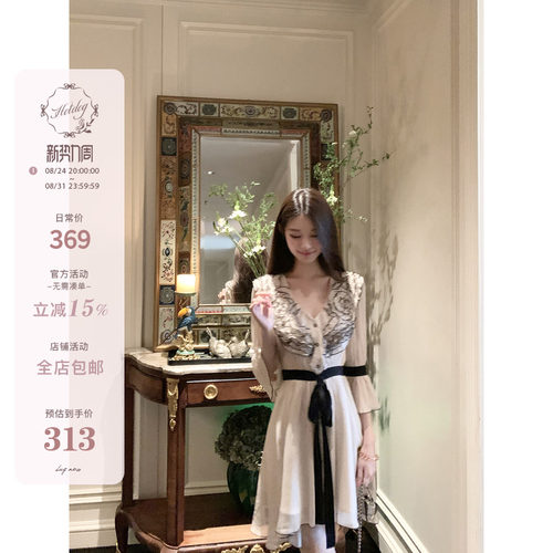 黑木耳边V领绑带连衣裙