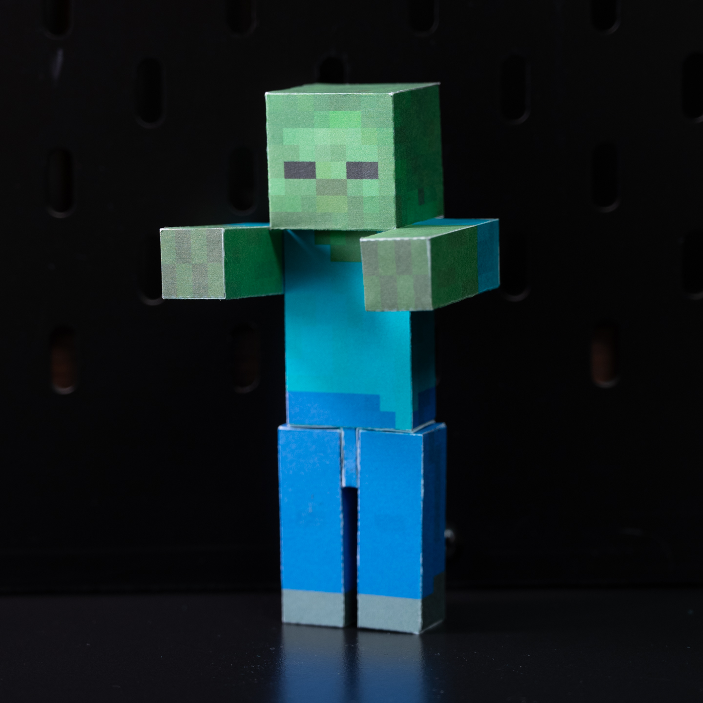 磁力可动僵尸diy纸模型