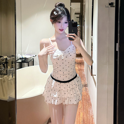 绝美纯欲小胸聚拢仙女范甜美少女遮肉显瘦保守连体裙式泳衣女海边