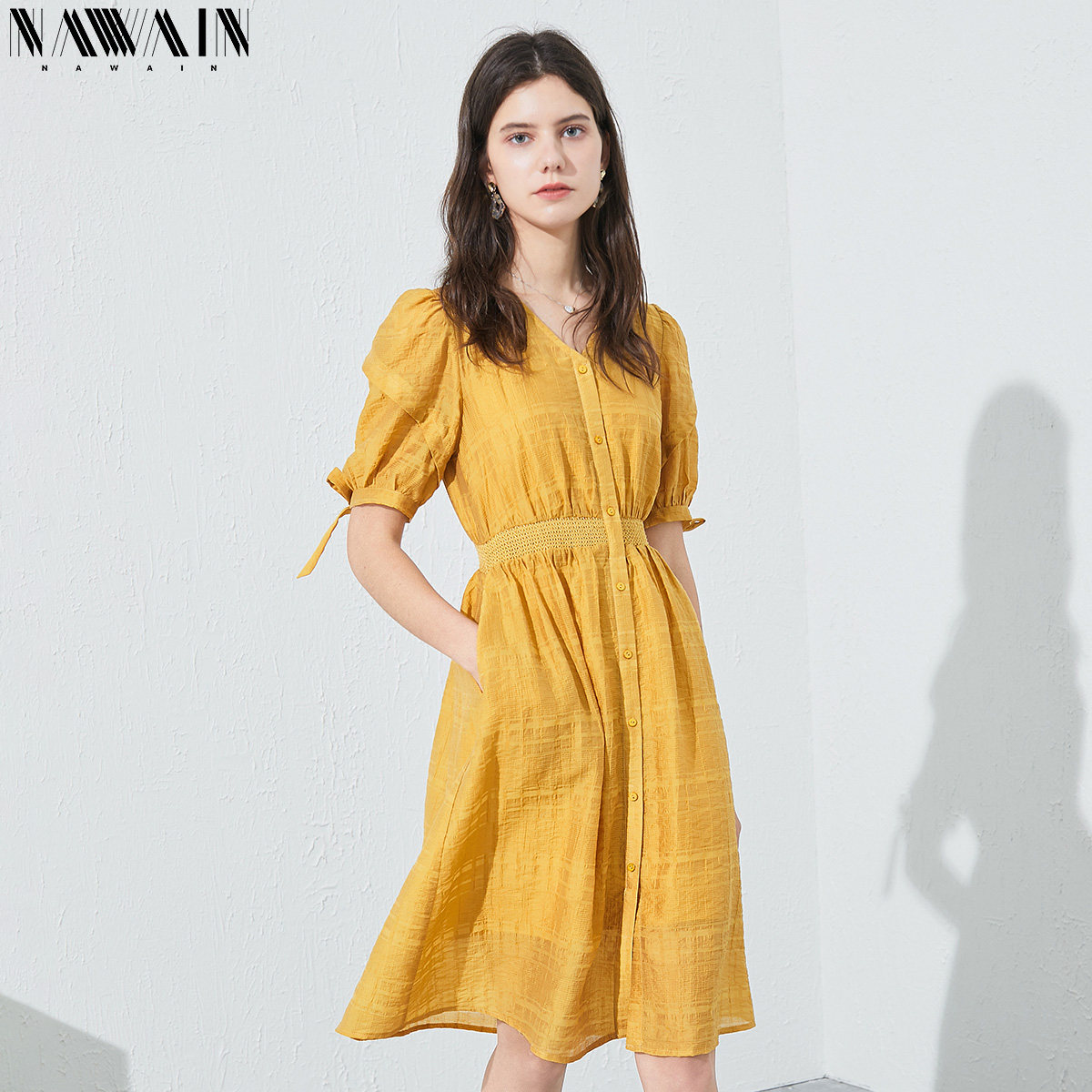 纳纹夏款天丝气质连衣裙2020新品中长款纯色V领收腰复古淡黄裙子