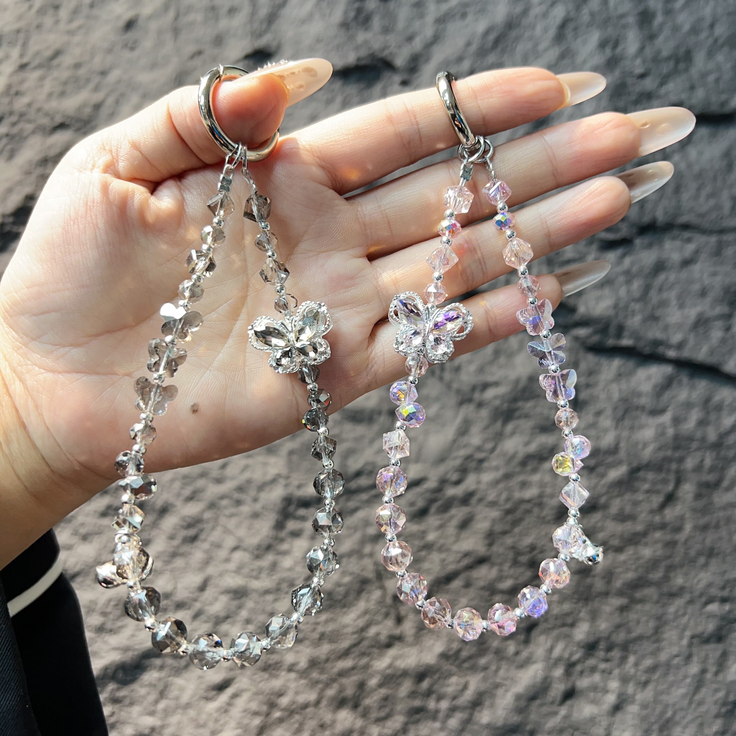 水钻蝴蝶吊坠原创铃铛时尚ins手机挂绳挂手工串珠手腕式ccd相机串珠链条轻奢钥匙包包腕带珍珠仙女2026新款