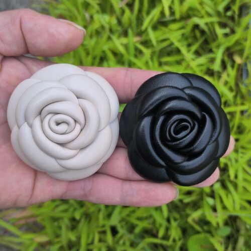 高档百搭复古山茶花小香风胸针杏色黑色羊皮胸花别针西装衣服配饰