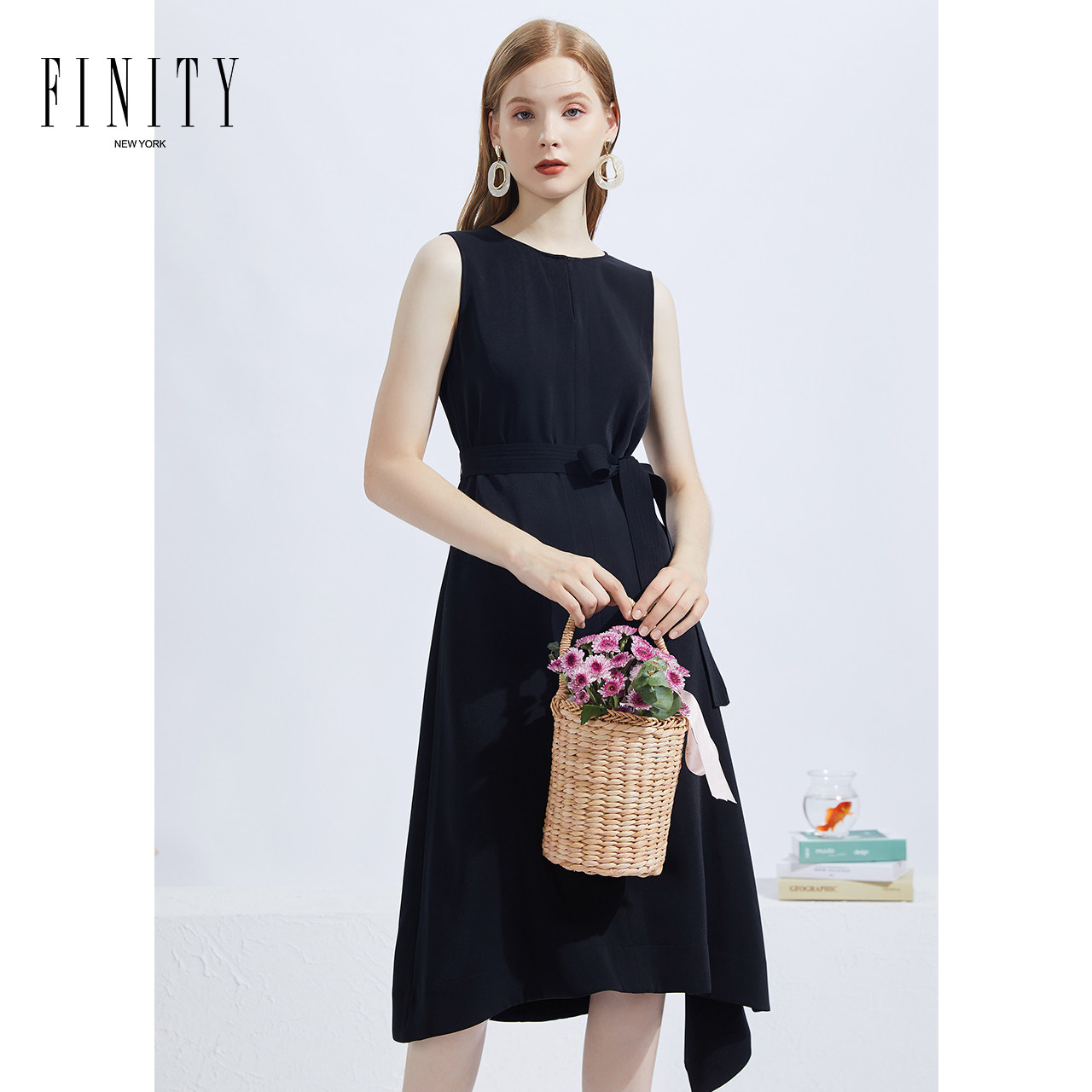FINITY菲妮迪商场同款春夏圆领无袖裙子时尚系带黑色连衣裙女