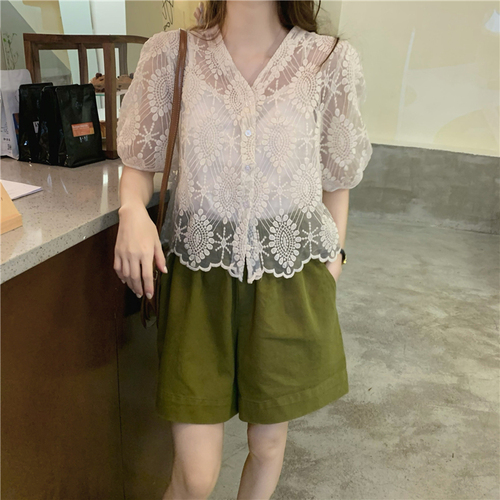 Real auction real price French retro gentle V-neck thin foreign style shirt + butter green shorts~