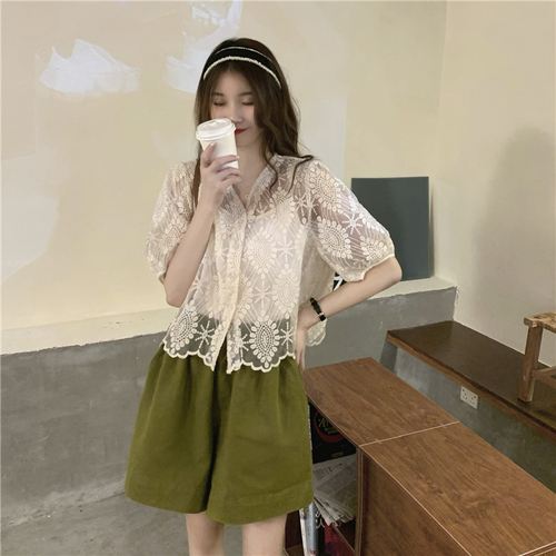 Real auction real price French retro gentle V-neck thin foreign style shirt + butter green shorts~