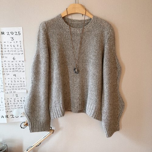 搭配师果子2025秋冬新款女装设计款精品灰咖波浪袖圆领山羊绒毛衣