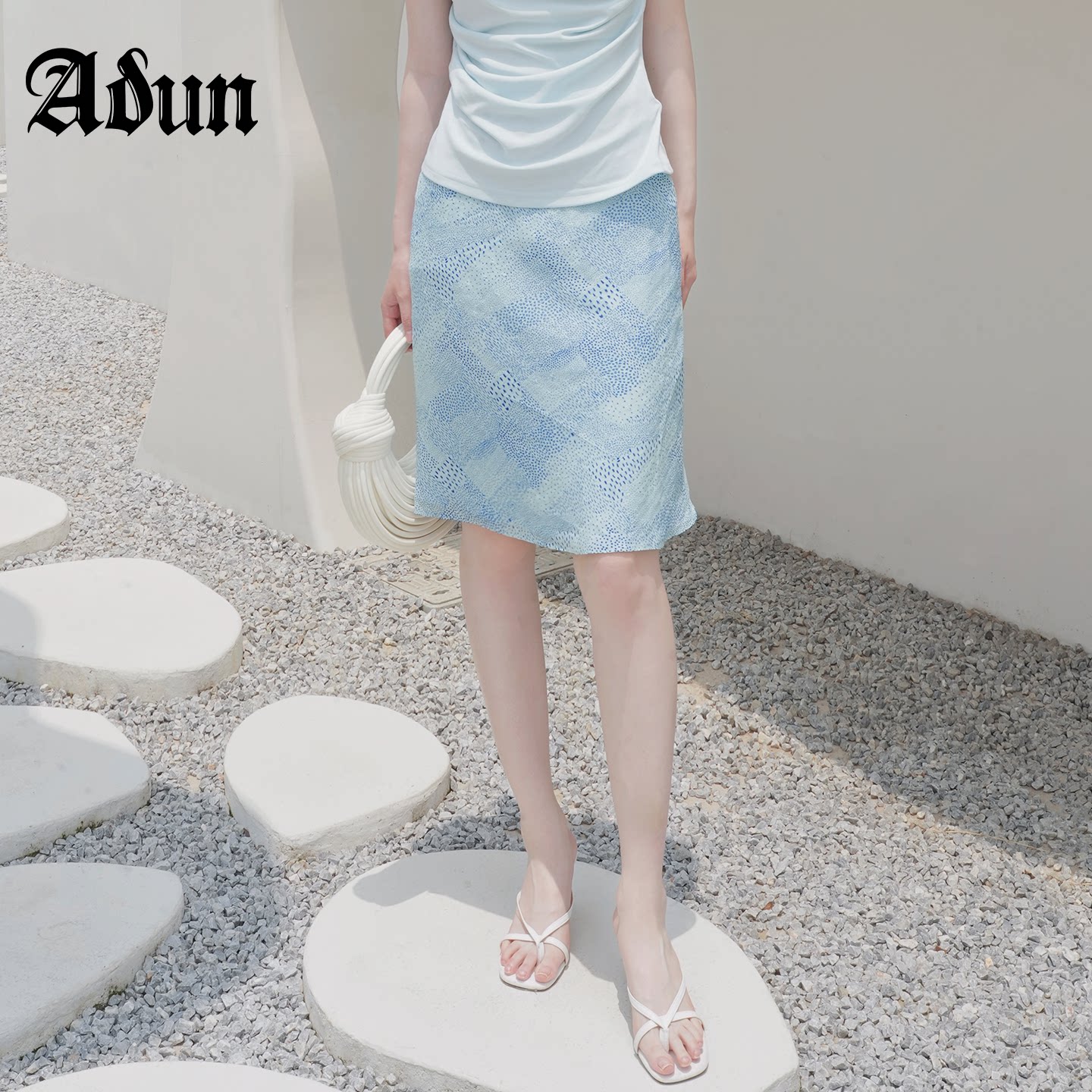 Abun【商场同款】2026 年夏季新品蓝晕染波点缎面半身垂感半裙图片