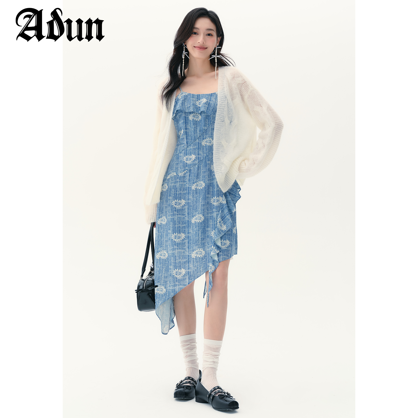 Abun【商场同款】2025年秋季新品补柜子裙摆蓝色印花吊带连衣裙