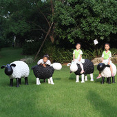 卡通羊雕塑户外园林景观小品景区售楼部装 饰品摆件玻璃钢动物雕塑